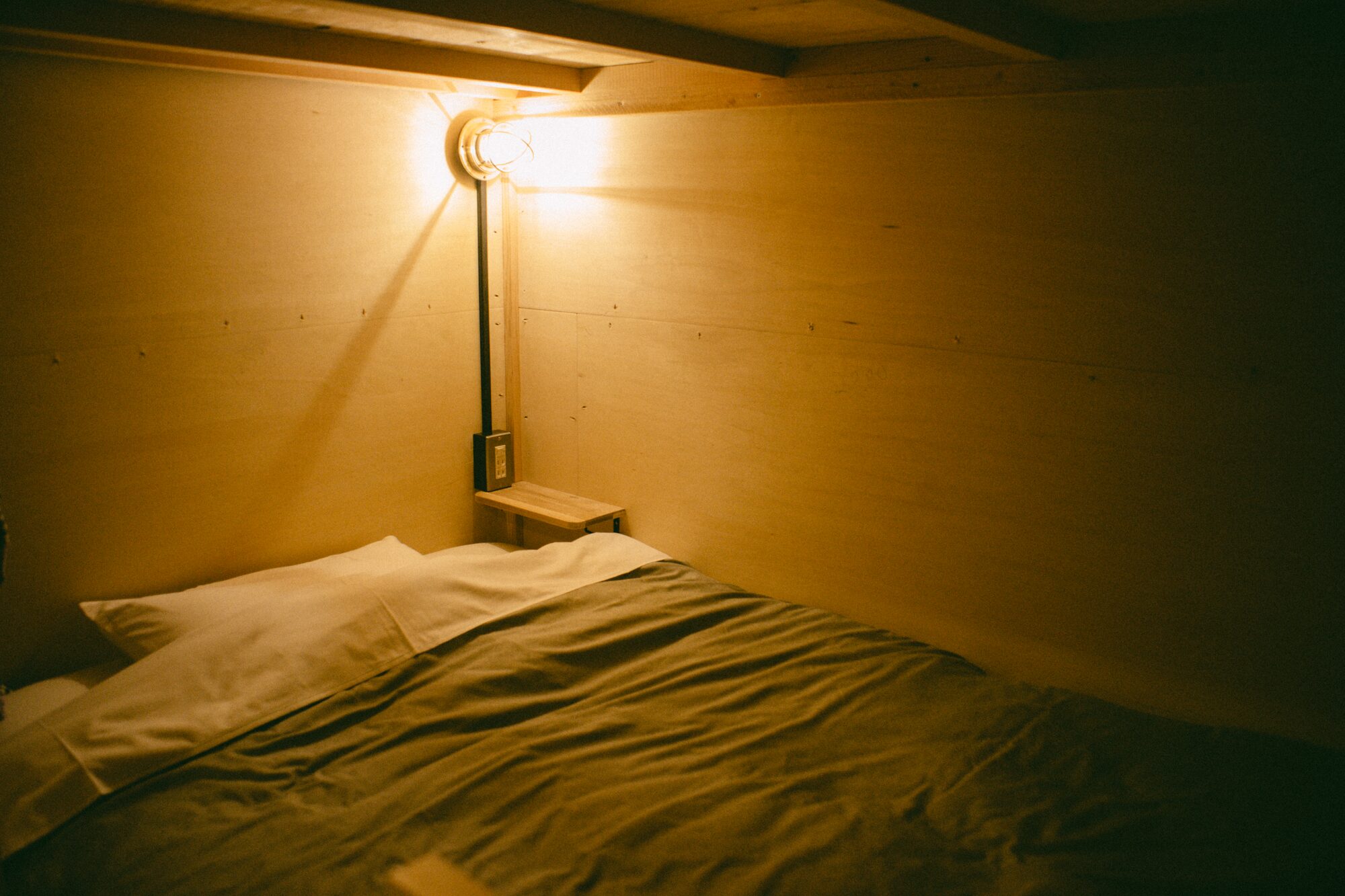 ドミトリー上段ベッドの室内