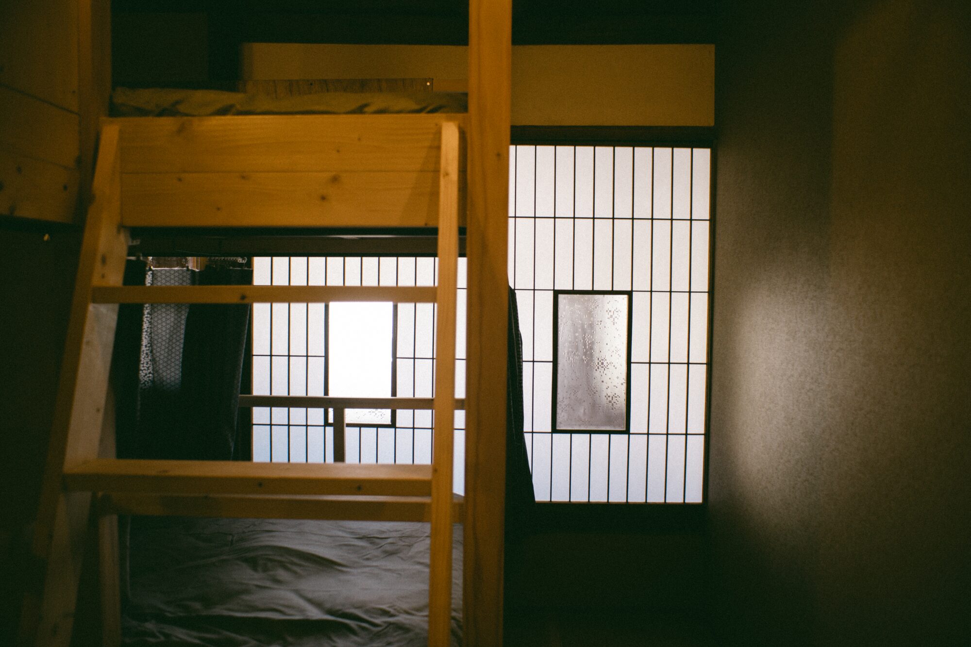 ドミトリーの二段ベッドと障子窓