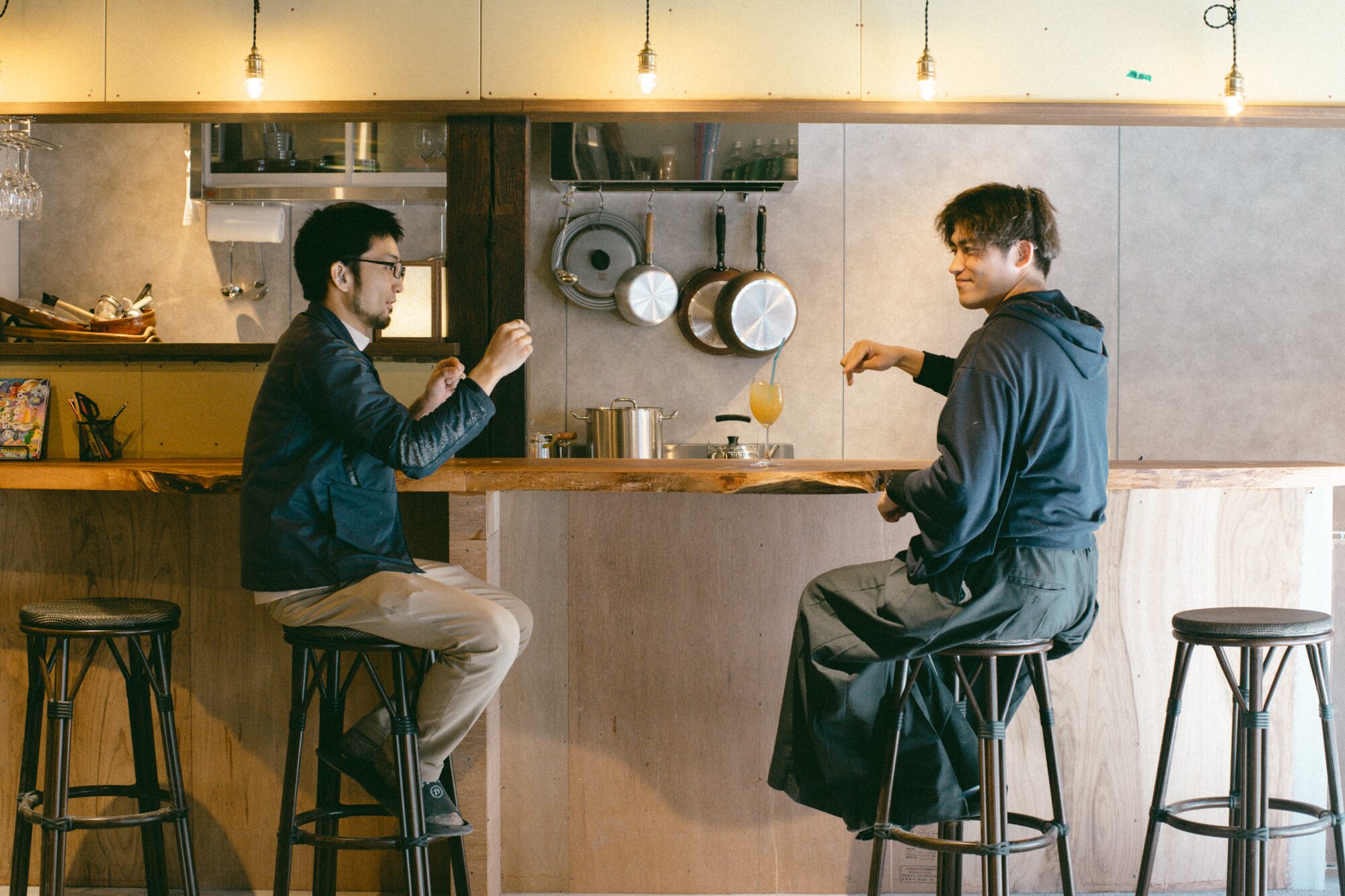 ちょい飲みバーのカウター席。