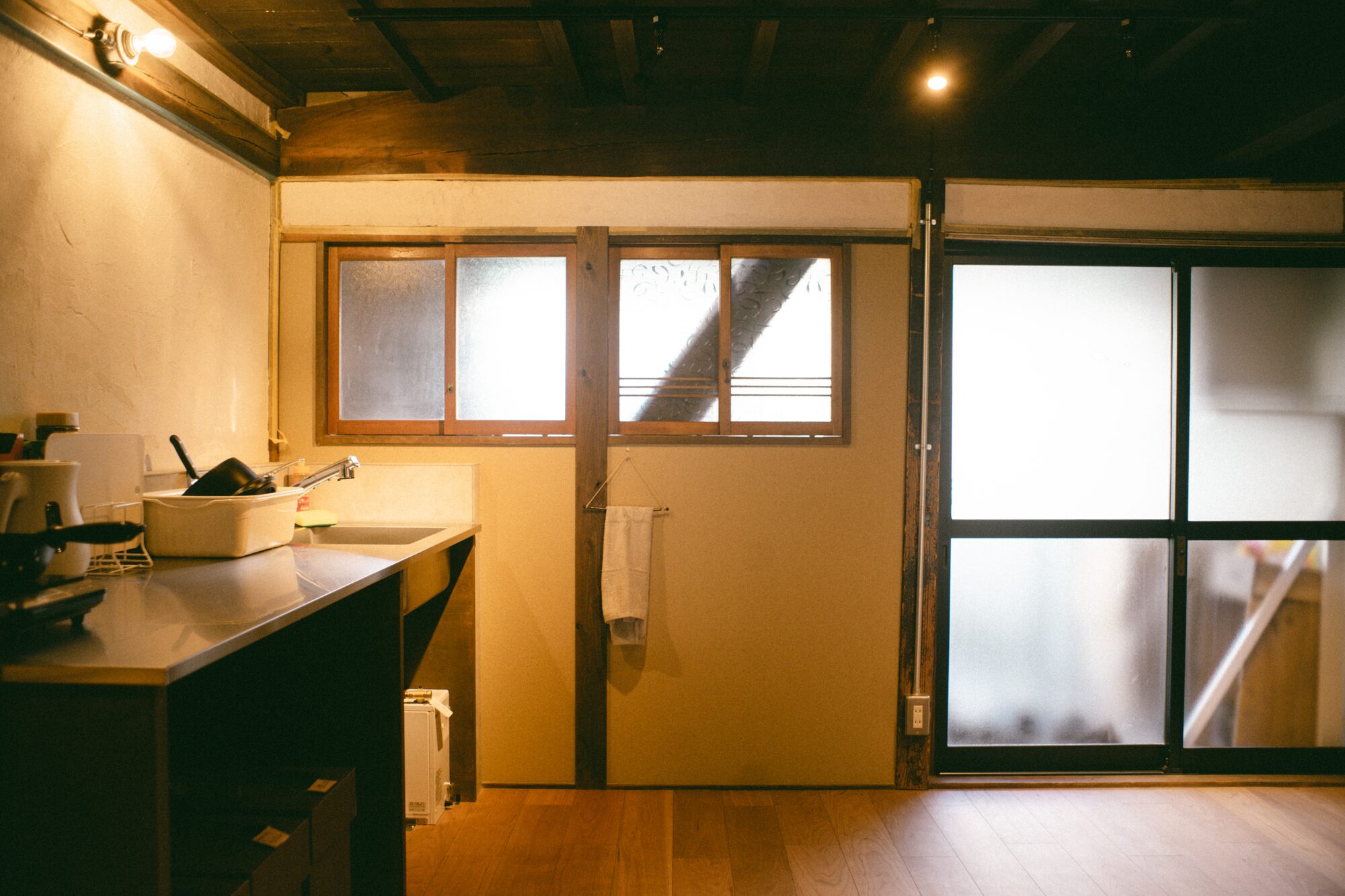 調理器具が揃った清潔な共有キッチン。