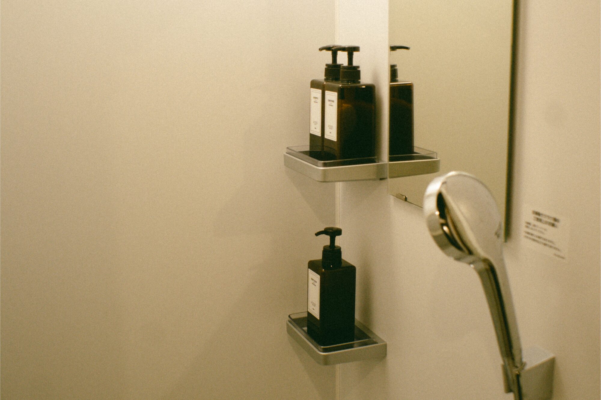 明るく清潔なシャワー室。