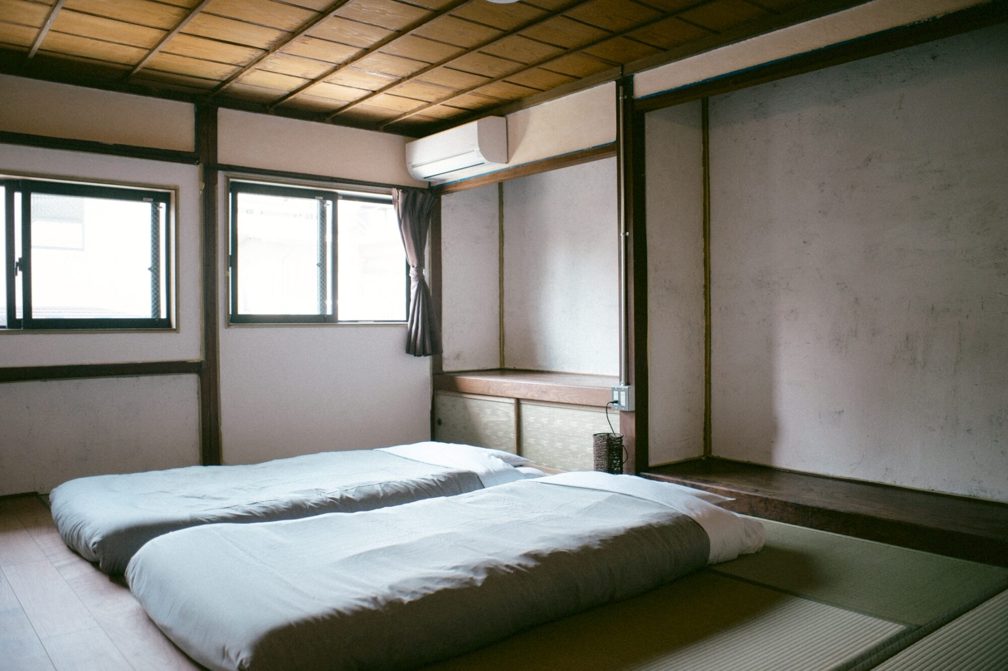 窓が二つある和室