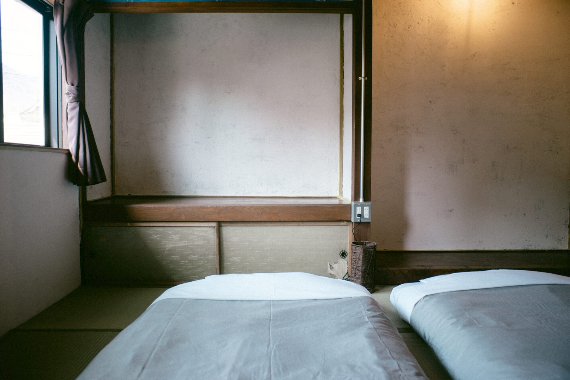 床の間の前に布団を敷いた和室